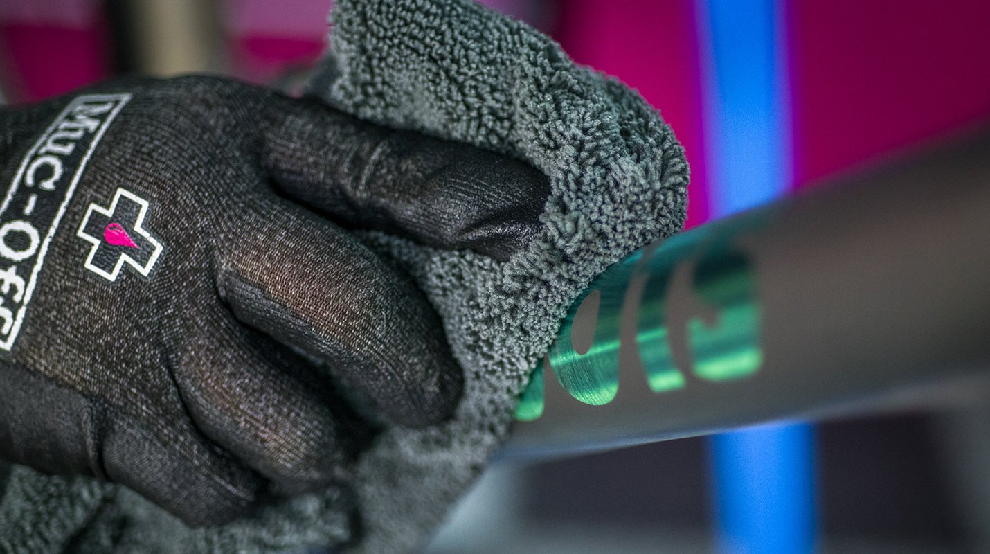 HIGHLIGHT_2_-Luxury-Microfibre-Polishing-Cloth_950x_crop_center@2x