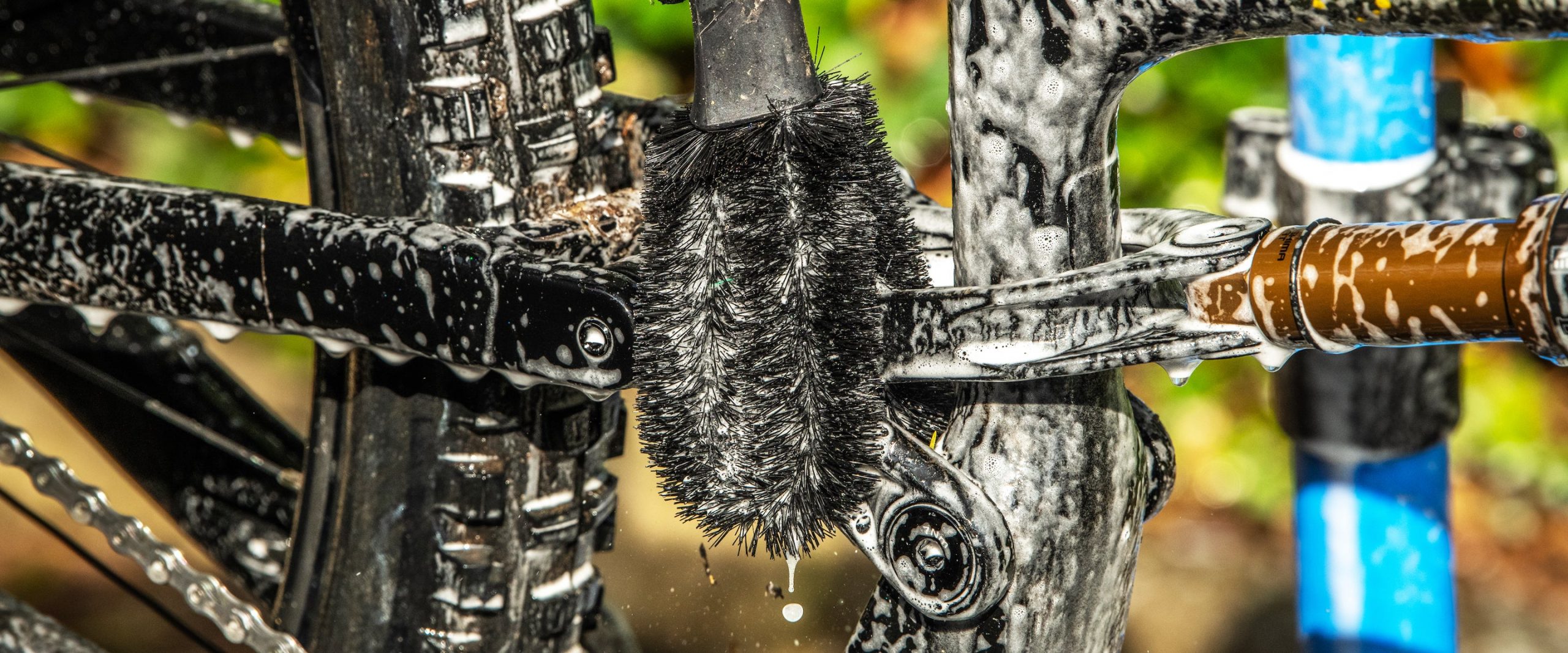 Two-Prong-Brush--Hero-PDP-Full-width-lifestyle_1900x_crop_center@2x